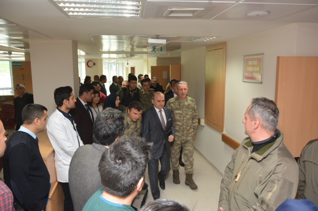 Genelkurmay Başkanı Akar yaralı askerleri ziyaret etti